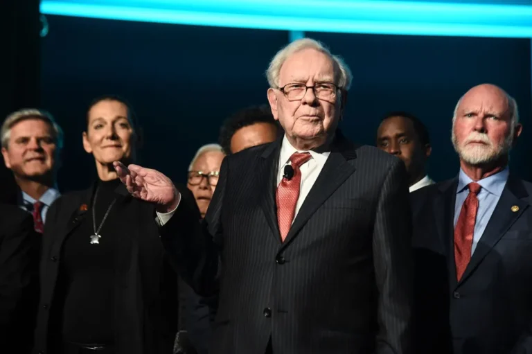Cash is King Again: Why Warren Buffett is Hoarding Billions Amid a Frothy Market